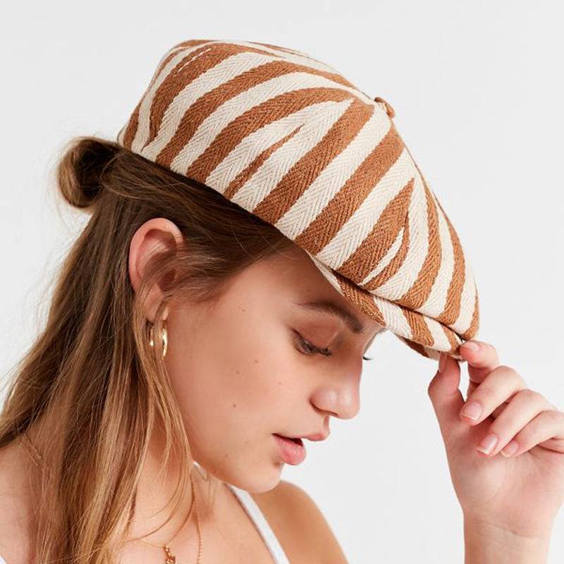 femme avec béret à rayures